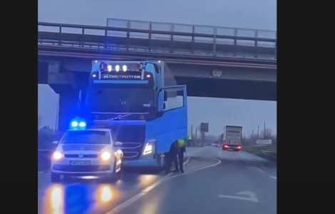 VIDEO Polițist filmat pe DN7 în timp ce amenința un șofer de TIR. „I-o pus pistolul, băi, ești prost?”