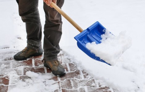 Curățarea zăpezii poate crește riscul de a face infarct. Ce spun specialiștii