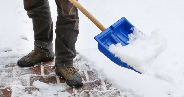 Curățarea zăpezii poate crește riscul de a face infarct. Ce spun specialiștii