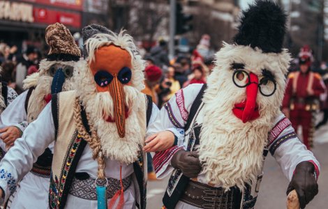 Plugușorul Vaccinului 2022: „Varianta cea mai bună, /E vaccin făcut din prună”