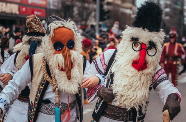 Plugușorul Vaccinului 2022: „Varianta cea mai bună, /E vaccin făcut din prună, /Distilat de două ori”