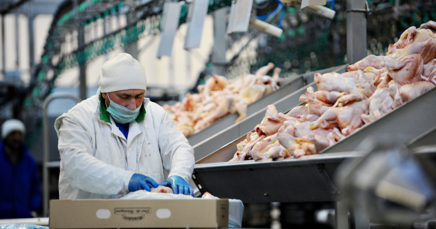 Români și bulgari, sclavi la abatorul Tönnies în Germania. Cum sunt exploatați