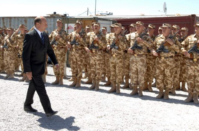 Militarii romani din strainatate, mai putini din 2011