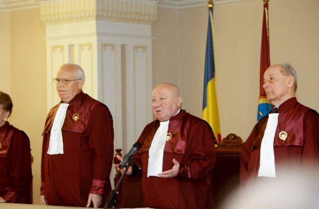 Surprize, surprize: Decizia CCR s-a amanat