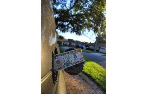 Cat castiga sefii industriei "pe patru roti"?