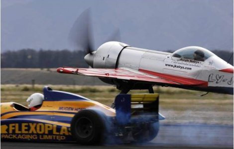  Video  Unul din cei mai buni piloti acrobati ai lumii vine la Bucuresti