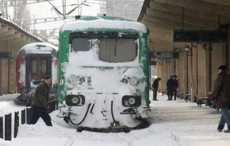 Peste 200 de trenuri anulate si restrictii de trafic pe 15 linii, joi din cauza vremii