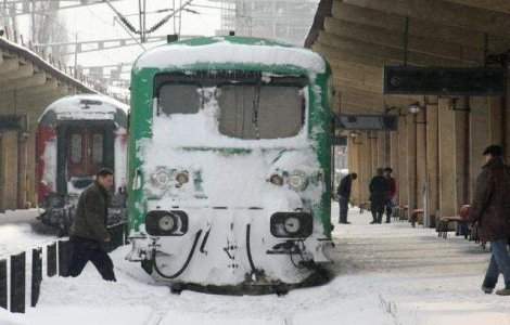 Peste 200 de trenuri anulate si restrictii de trafic pe 15 linii, joi din cauza vremii