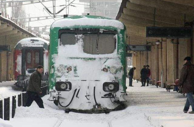 Peste 200 de trenuri anulate si restrictii de trafic pe 15 linii, joi din cauza vremii