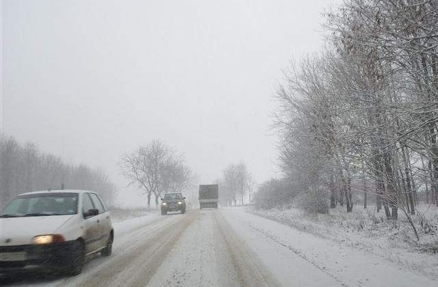 Circulatie intrerupta pe autostrazi si 32 de drumuri nationale