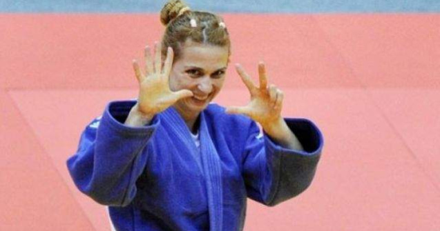 Alina Dumitru da lectii de judo in aeroportul Otopeni
