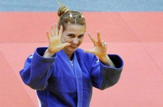 Alina Dumitru da lectii de judo in aeroportul Otopeni