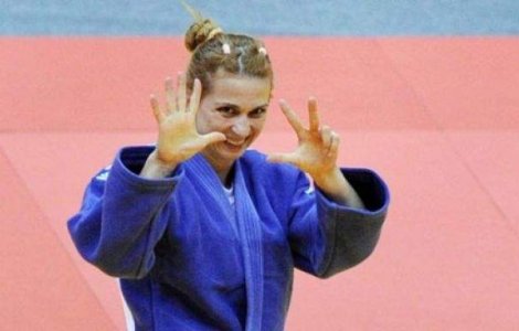 Alina Dumitru da lectii de judo in aeroportul Otopeni