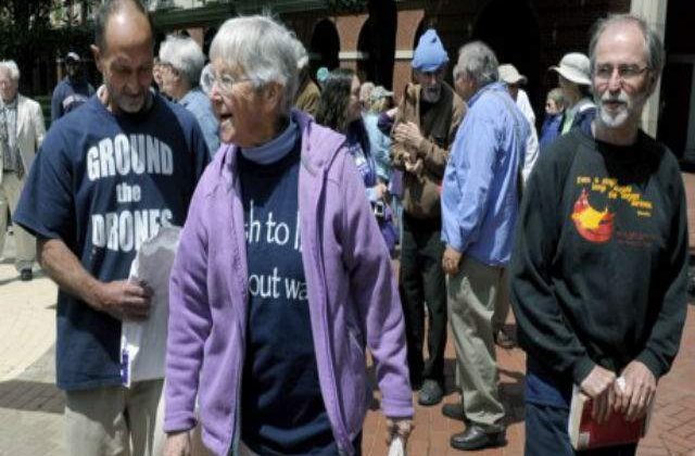 O calugarita de 83 de ani a spart o fabrica de armament nuclear