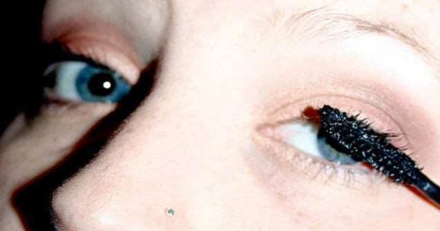 Femeile isi petrec peste jumatate din viata purtand machiaj