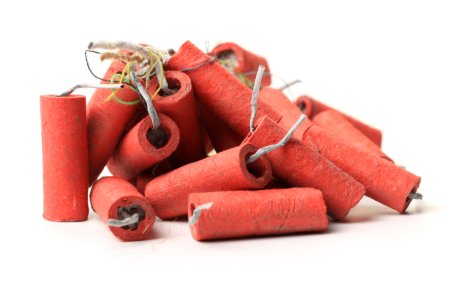 Peste 7 tone de materiale pirotehnice au fost confiscate la Constanța în urma a 3 percheziții la domiciliu