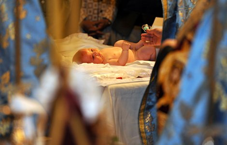 Bebeluș refuzat la botez, în Suceava. Motivele sunt incredibile