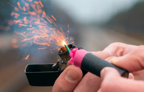 Trei persoane au ajuns cu arsuri la spital după ce au aprins petarde de Revelion