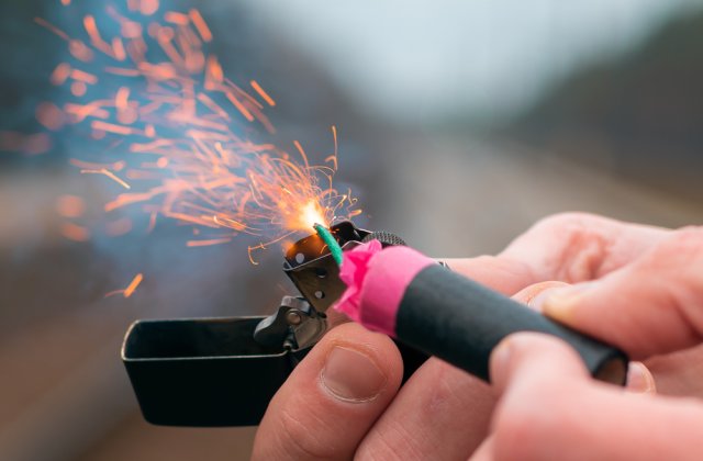 Trei persoane au ajuns cu arsuri la spital după ce au aprins petarde de Revelion