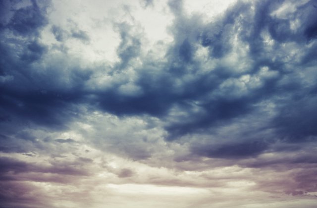 Prognoza meteo - 2 ianuarie 2022. Cer &icirc;nnorat, pe alocuri cu precipitații sub formă de ploaie