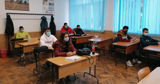 Elevii s-au întors azi la școală! Avertismentul unui medic: „Seamănă cu un experiment de infectare în masă”