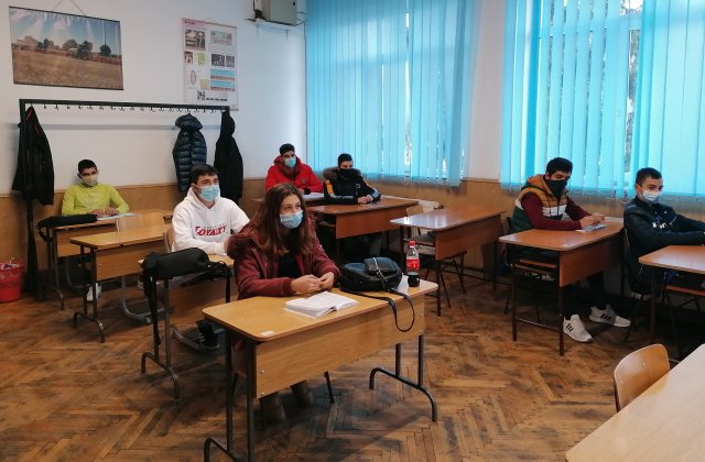 Elevii s-au întors azi la școală! Avertismentul unui medic: „Seamănă cu un experiment de infectare în masă”