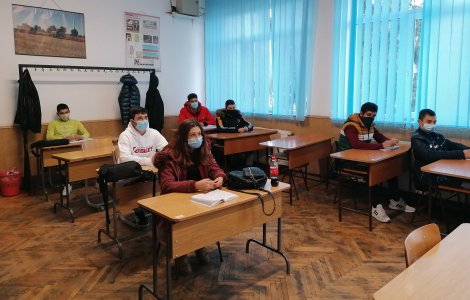 Elevii s-au întors azi la școală! Avertismentul unui medic: „Seamănă cu un experiment de infectare în masă”