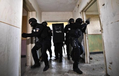 O fetiţă de 6 ani din Harghita a murit după ce a fost lovită de o maşină. Luptători SAS au intervenit pentru a-l apăra pe șofer de rudele victimei