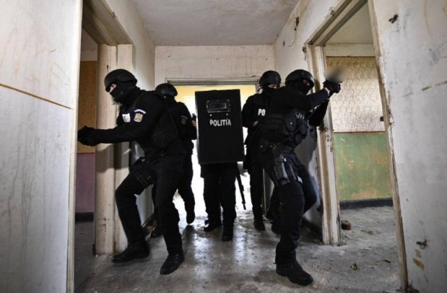 O fetiţă de 6 ani din Harghita a murit după ce a fost lovită de o maşină. Luptători SAS au intervenit pentru a-l apăra pe șofer de rudele victimei