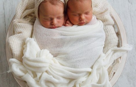 O pereche de gemeni s-au născut în zile, luni și ani diferiți