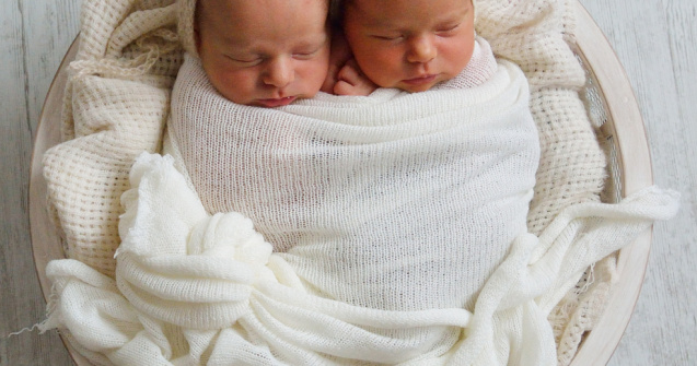 O pereche de gemeni s-a născut în zile, luni și ani diferiți. Cum a fost posibil