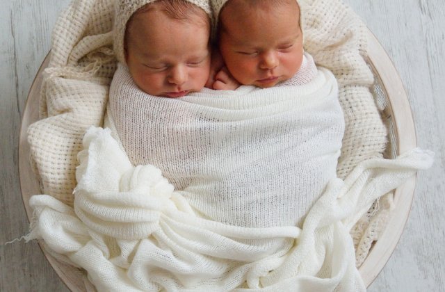 O pereche de gemeni s-a născut în zile, luni și ani diferiți. Cum a fost posibil