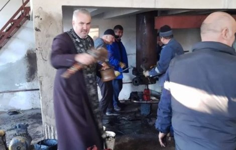 Slujbă la sistemul de termoficare, după ce locuitorii din Motru au rămas fără căldură. Un preot a fost chemat să sfințească locul avariei