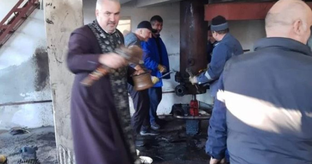 Slujbă la sistemul de termoficare, după ce locuitorii din Motru au rămas fără căldură. Un preot a fost chemat să sfințească locul avariei