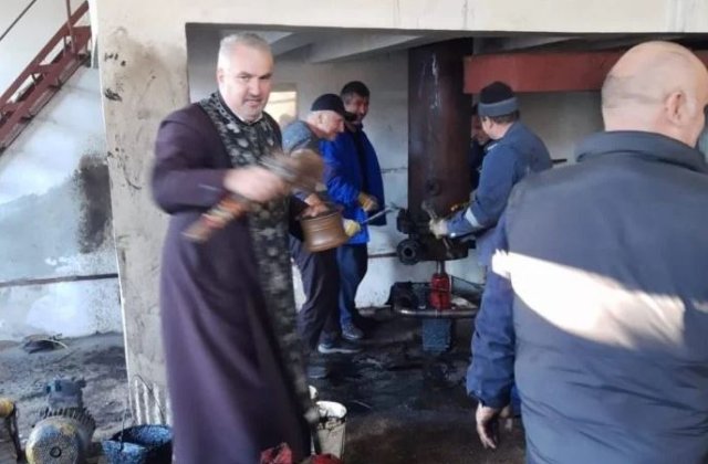 Slujbă la sistemul de termoficare, după ce locuitorii din Motru au rămas fără căldură. Un preot a fost chemat să sfințească locul avariei