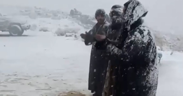 VIDEO Mai mulți bărbați din Arabia Saudită au cântat și au dansat în zăpadă
