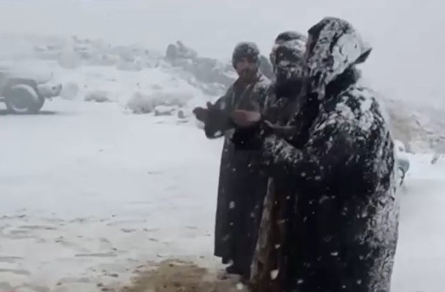 VIDEO A nins ca în povești în Arabia Saudită. Mai mulți bărbați au cântat și au dansat în zăpadă