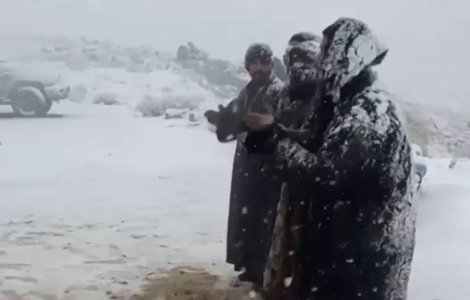 VIDEO Mai mulți bărbați din Arabia Saudită au cântat și au dansat în zăpadă