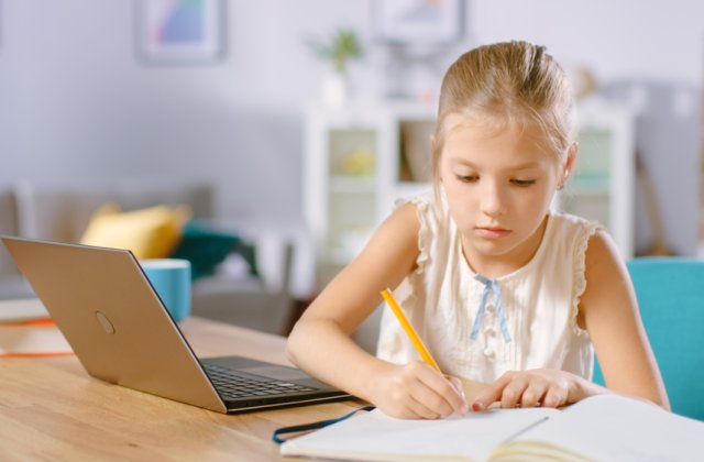 Elevii din Giurgiu au trecut la învățământul online deoarece primăria nu are bani pentru căldura în școli