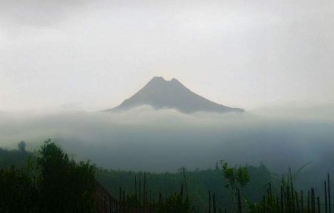 Peste 14 morti in urma eruptiei unui vulcan, in Indonezia