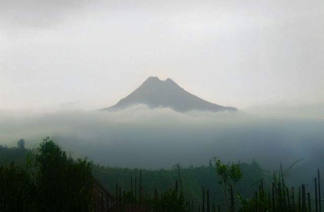 Peste 14 morti in urma eruptiei unui vulcan, in Indonezia