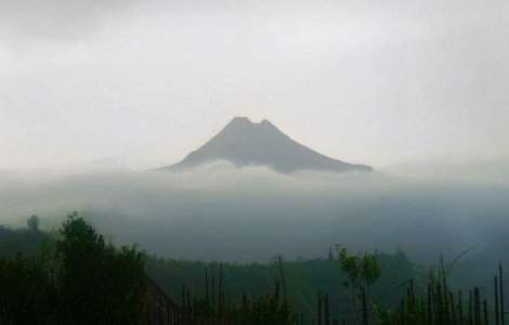 Peste 14 morti in urma eruptiei unui vulcan, in Indonezia