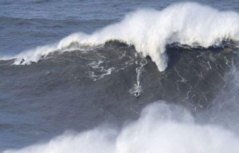VIDEO INCREDIBIL S-a "urcat" pe varful celui mai inalt val din lume