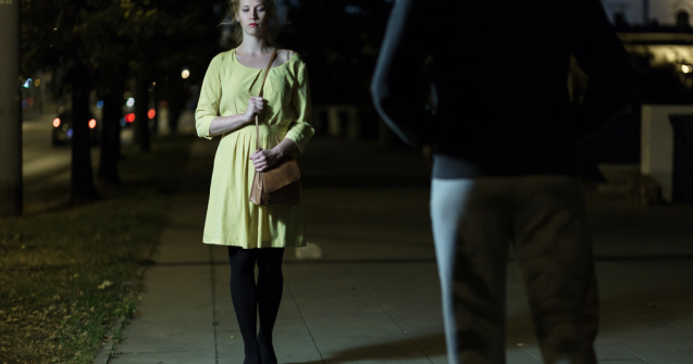 Agresor sexual pe străzile din București. Individul alerga femeile în plină zi și le pipăia în zonele intime