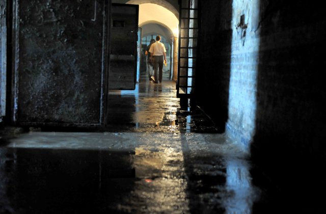 Timiș: Bărbați reținuți și arestați preventiv pentru tâlhărie calificată asupra unui bărbat de 77 de ani