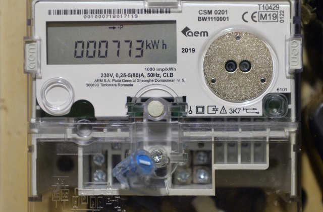 Consumul mare de energie poate aduce deconectarea. Ce aparate nu trebuie să țină românii simultan în priză