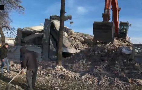 O clădire a căzut peste o linie de tramvai din Sectorul 5 al Capitalei