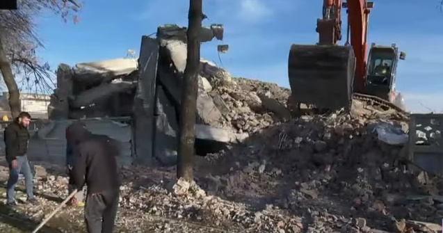 O clădire a căzut peste o linie de tramvai din Sectorul 5 al Capitalei