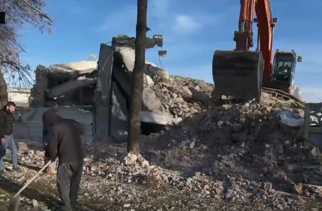 O clădire a căzut peste o linie de tramvai din Sectorul 5 al Capitalei