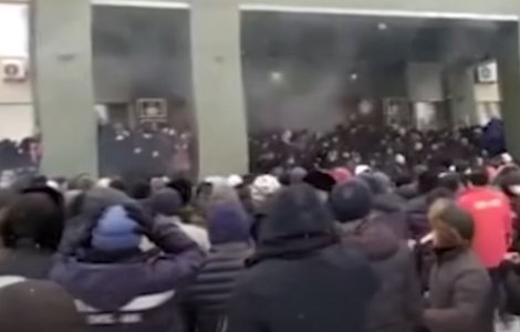 VIDEO La Almatî se aud focuri de armă. Poliția din Kazahstan anunță „eliminarea” a zeci de protestatari